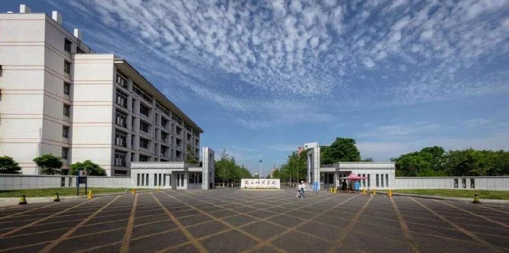 校园大门-商丘师范学院